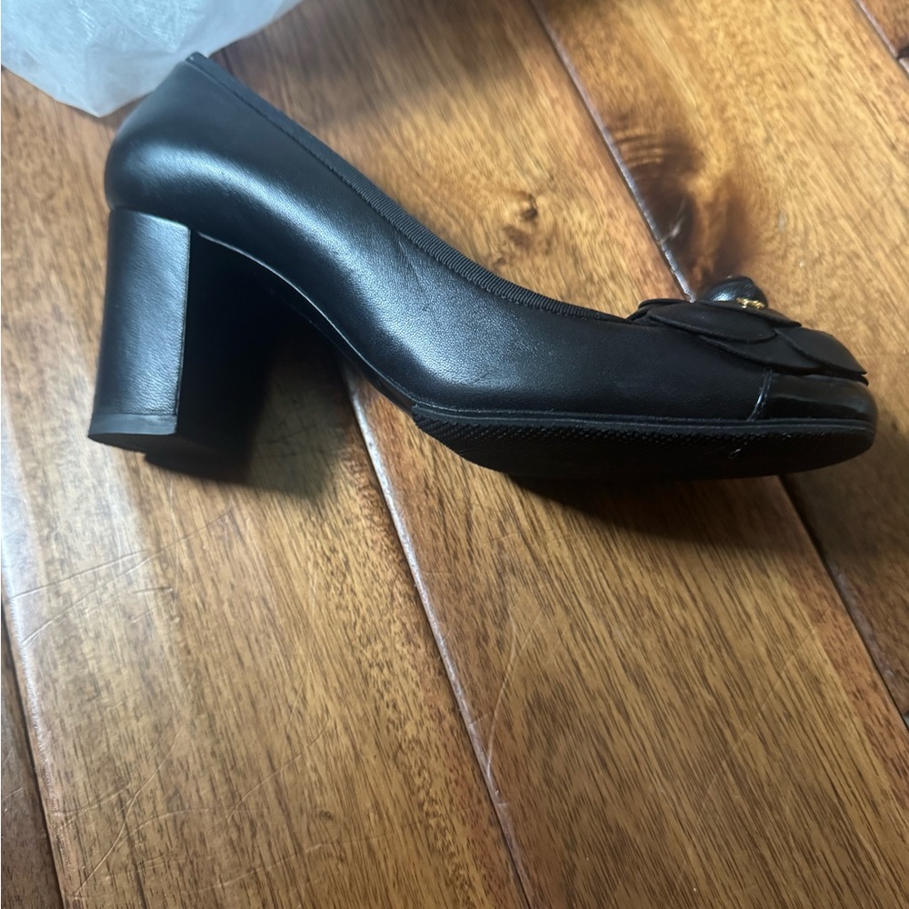 CHANEL Black Leather Camellia Ballet Flat with Gold CC Charm - Picture 4 of 5